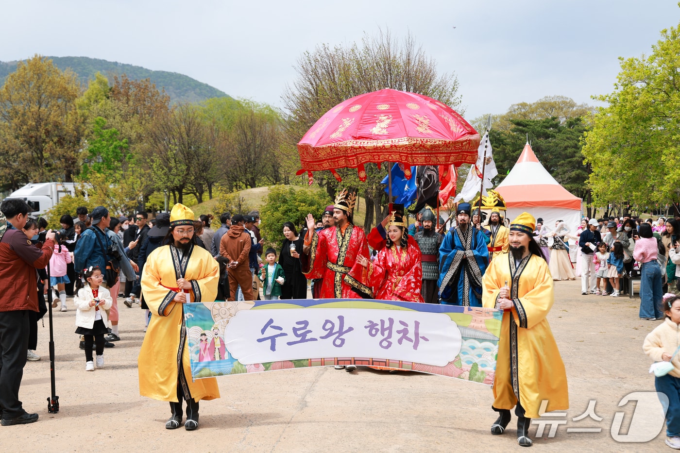 지난 10일부터 13일까지 열린 김해 가야문화축제가 축제 기간 21만여명의 방문객이 김해를 찾으며 성황리에 폐막했다. 사진은 수로왕 퍼레이드 모습.&#40;김해시 제공. 재판매 및 DB금지&#41;