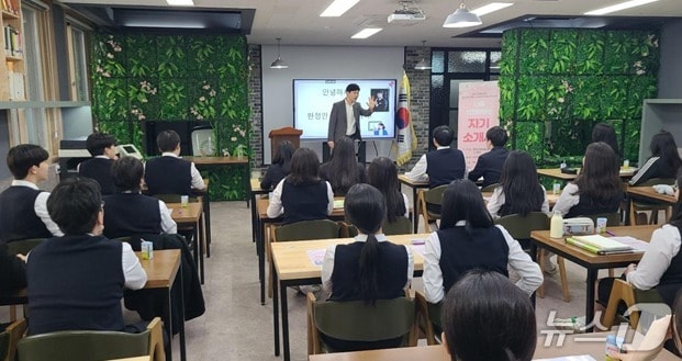강원 원주시가 지난 11일 원주금융회계고에서 &#39;기업체 및 공공기관 진로취업 연계 찾아가는 미래인재 양성교육&#39;을 제공했다. &#40;원주시 제공. 재판매 및 DB금지&#41; 2025.4.14/뉴스1