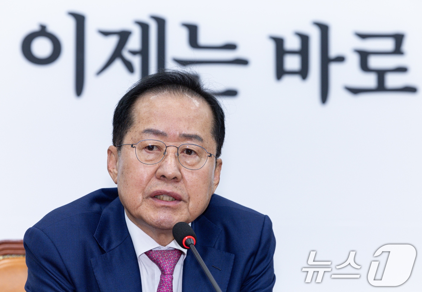 제21대 대통령선거에 출마 선언을 앞둔 홍준표 전 대구시장이 14일 오전 서울 여의도 국회에서 권영세 국민의힘 비대위원장과 면담을 갖고 있다. 2025.4.14/뉴스1 ⓒ News1 이재명 기자