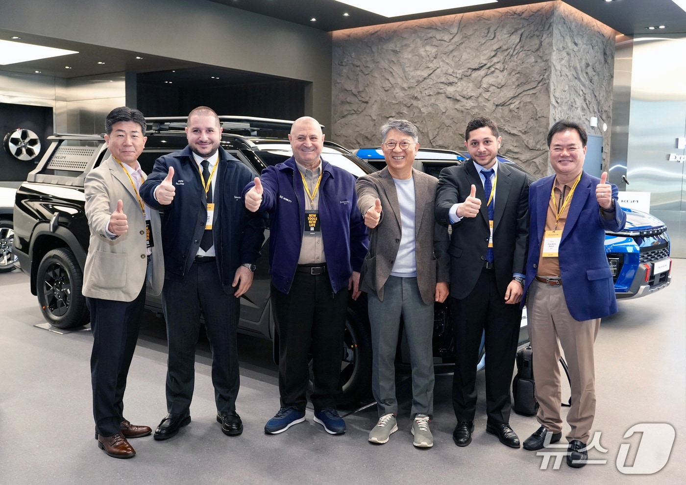 KG모빌리티(KGM)는 글로벌 대리점을 초청해 신모델 시승행사를 개최했다. 사진 왼쪽 네 번째 곽재선 KGM 회장과 첫 번째 황기영 대표이사.(KGM 제공)