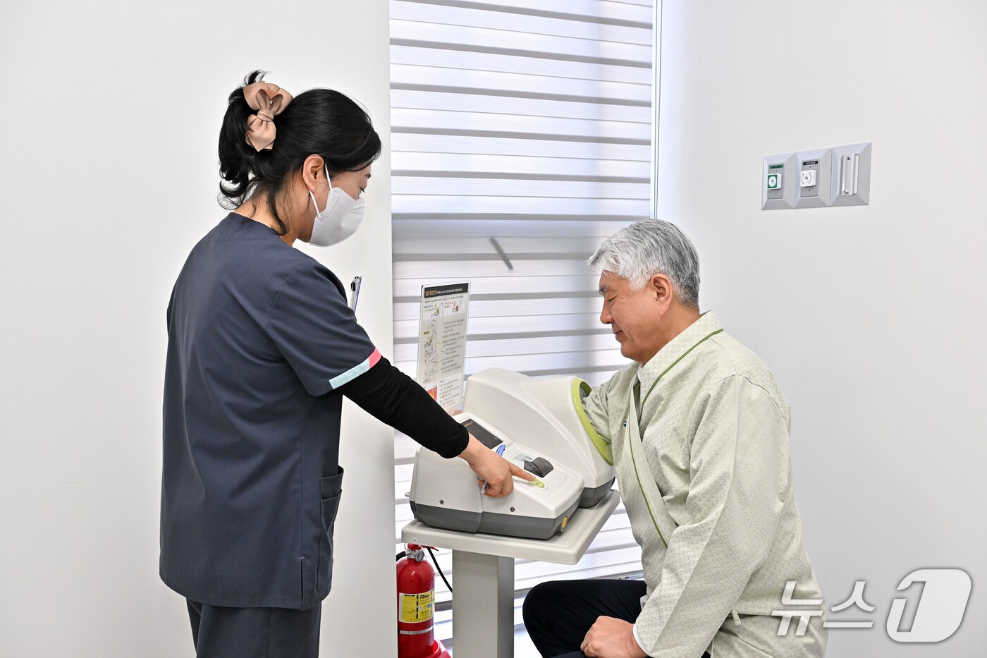 강원 정선군립병원이 14일부터 군민들에게 맞춤형 종합건강검진을 제공하는 가운데, 이날 최승준 정선군수가 검진을 받고 있다. (정선군 제공. 재판매 및 DB금지) 2025.4.14/뉴스1