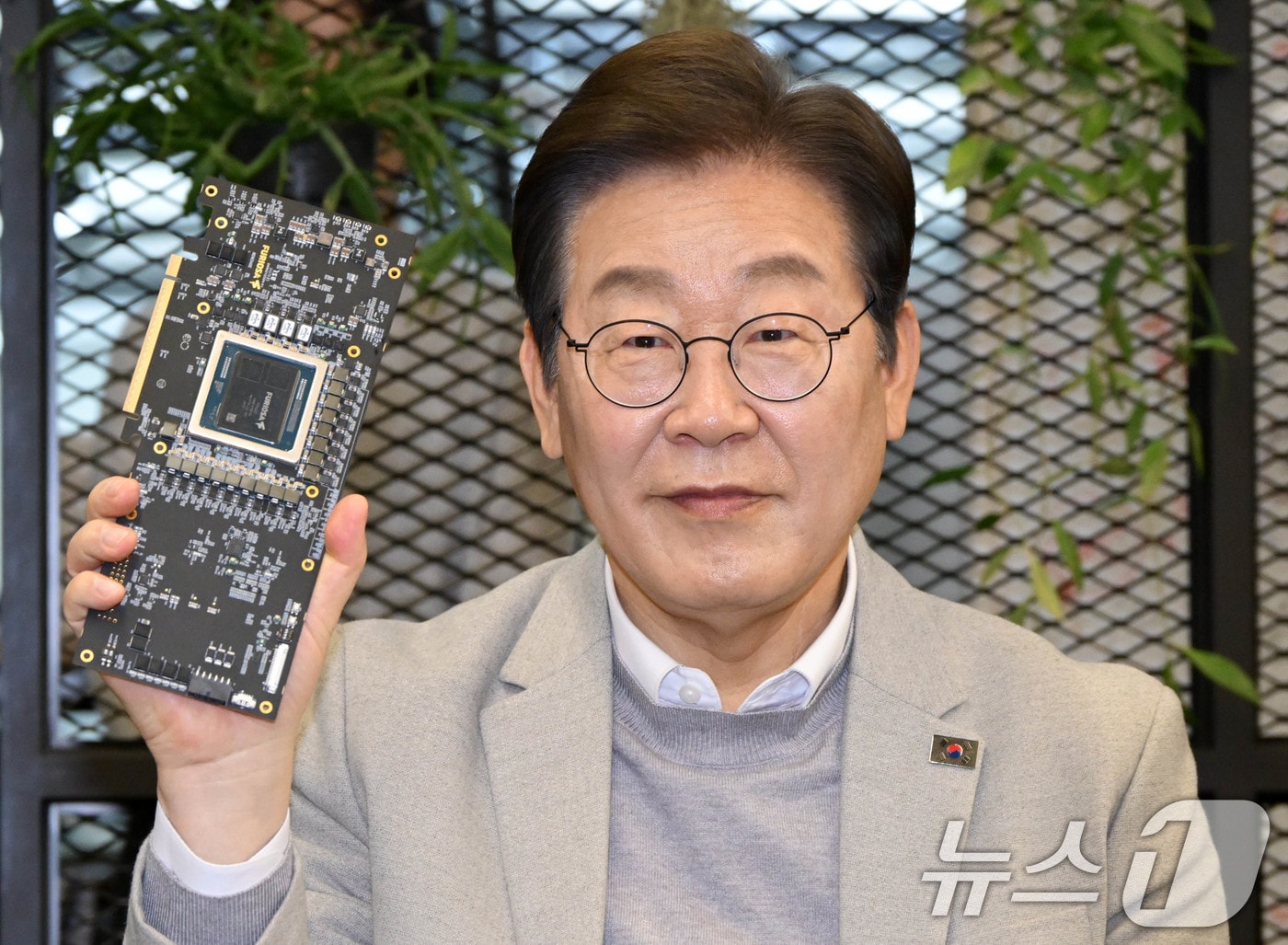 이재명 더불어민주당 대선 예비후보가 14일 서울 강남구 퓨리오사AI에서 퓨리오사AI NPU칩을 들어보이고 있다. 2025.4.14/뉴스1 ⓒ News1 국회사진취재단