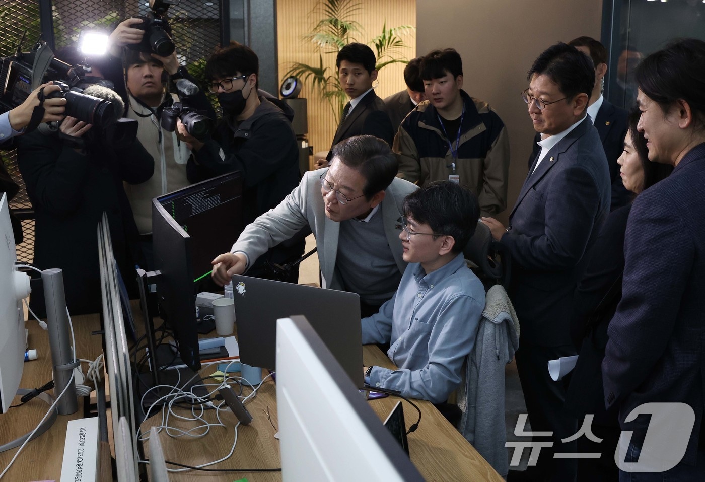 이재명 더불어민주당 대선 예비후보가 14일 서울 강남구 퓨리오사AI를 찾아 회사를 둘러보고 있다. 2025.4.14/뉴스1 ⓒ News1 국회사진취재단