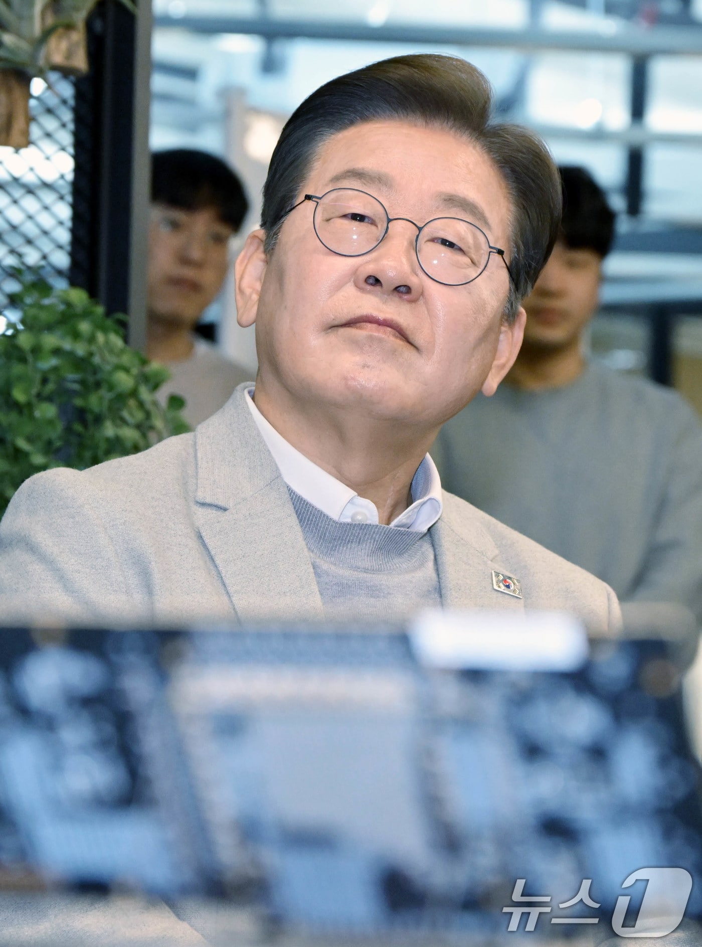 이재명 더불어민주당 대선 예비후보가 14일 서울 강남구 퓨리오사AI에서 백준호 퓨리오사AI 대표의 기술소개를 듣고 있다. 2025.4.14/뉴스1 ⓒ News1 국회사진취재단