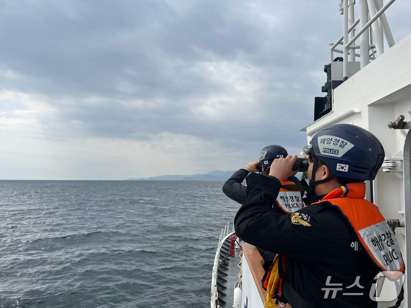 강원 삼척 오분해변 일대서 실종된 30대 남성 수색 중인 동해해경 경찰관.(동해해경 제공, 재판매 및 DB 금지) 2025.4.14/뉴스1