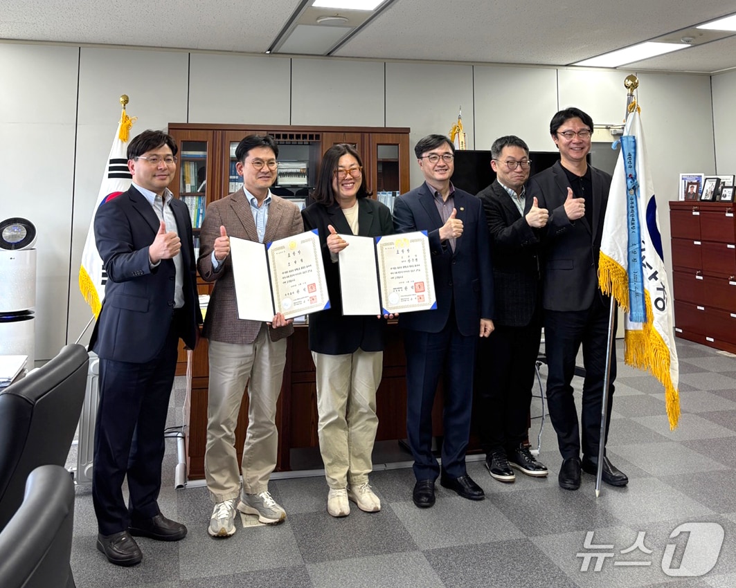 왼쪽부터 박철웅 대변인, 온라인 담당 한명일 사무관, 강은경 주무관, 임기근 조달청장, 평가 담당 이용훈 사무관, 언론 담당 김대호 사무관이 기념 촬영을 하고 있다.(조달청 제공.재판매 및 DB금지)/뉴스1