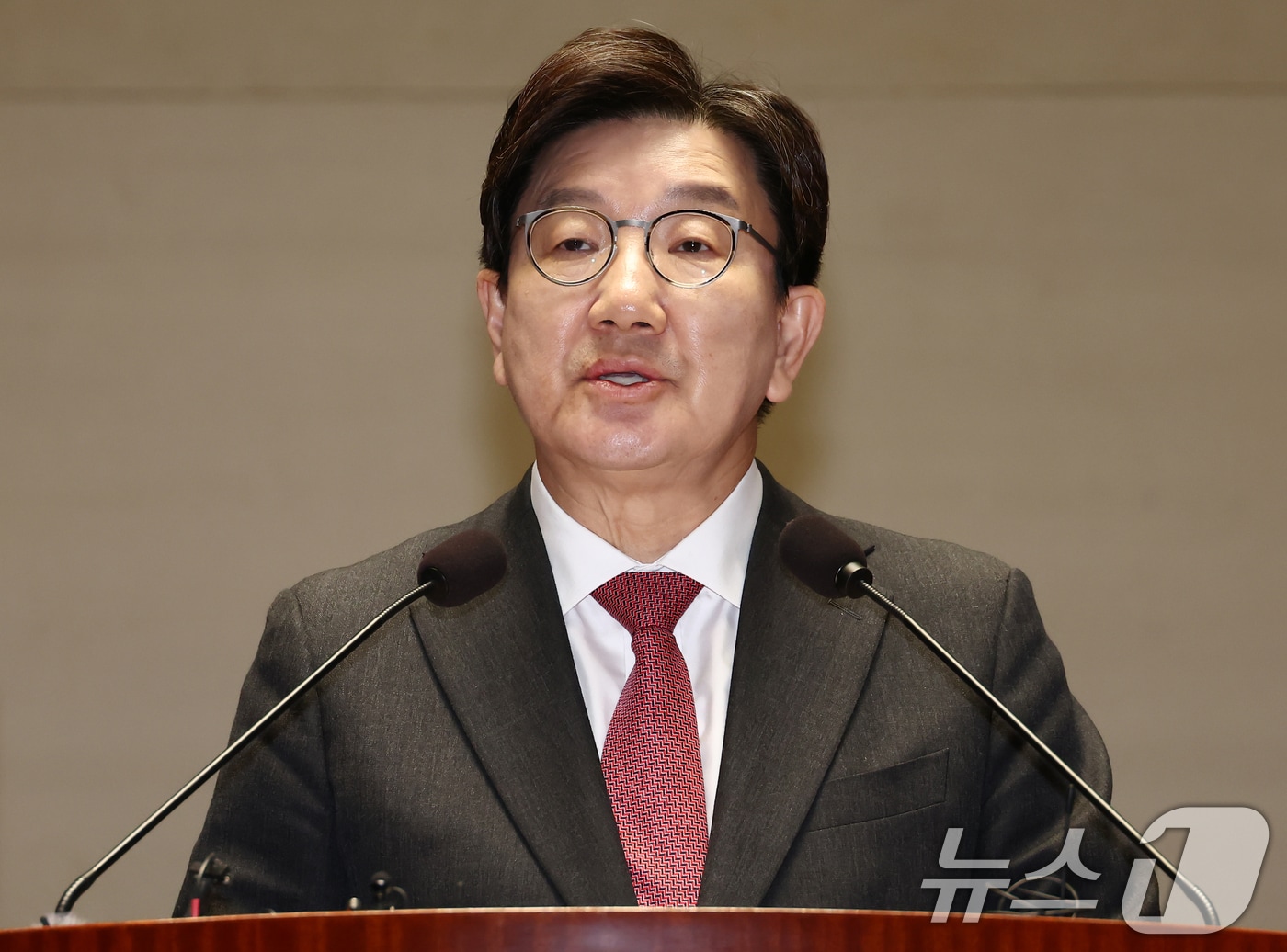 권성동 국민의힘 원내대표가 14일 오후 서울 여의도 국회에서 열린 의원총회에서 모두 발언을 하고 있다. 2025.4.14/뉴스1 ⓒ News1 김민지 기자