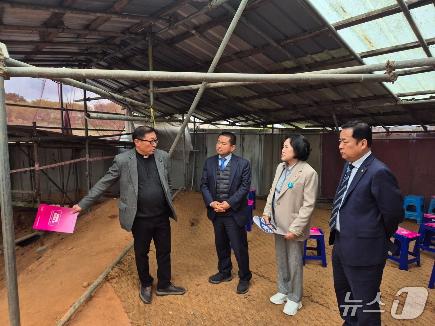 14일 윤수봉 전북자치도의원(왼쪽 두번째)이 초남이성지권역 천주교유적 국가사적 현지 심사를 참관하고 있다.(의회제공. 재판매 및 DB금지)2025.4.14/뉴스1
