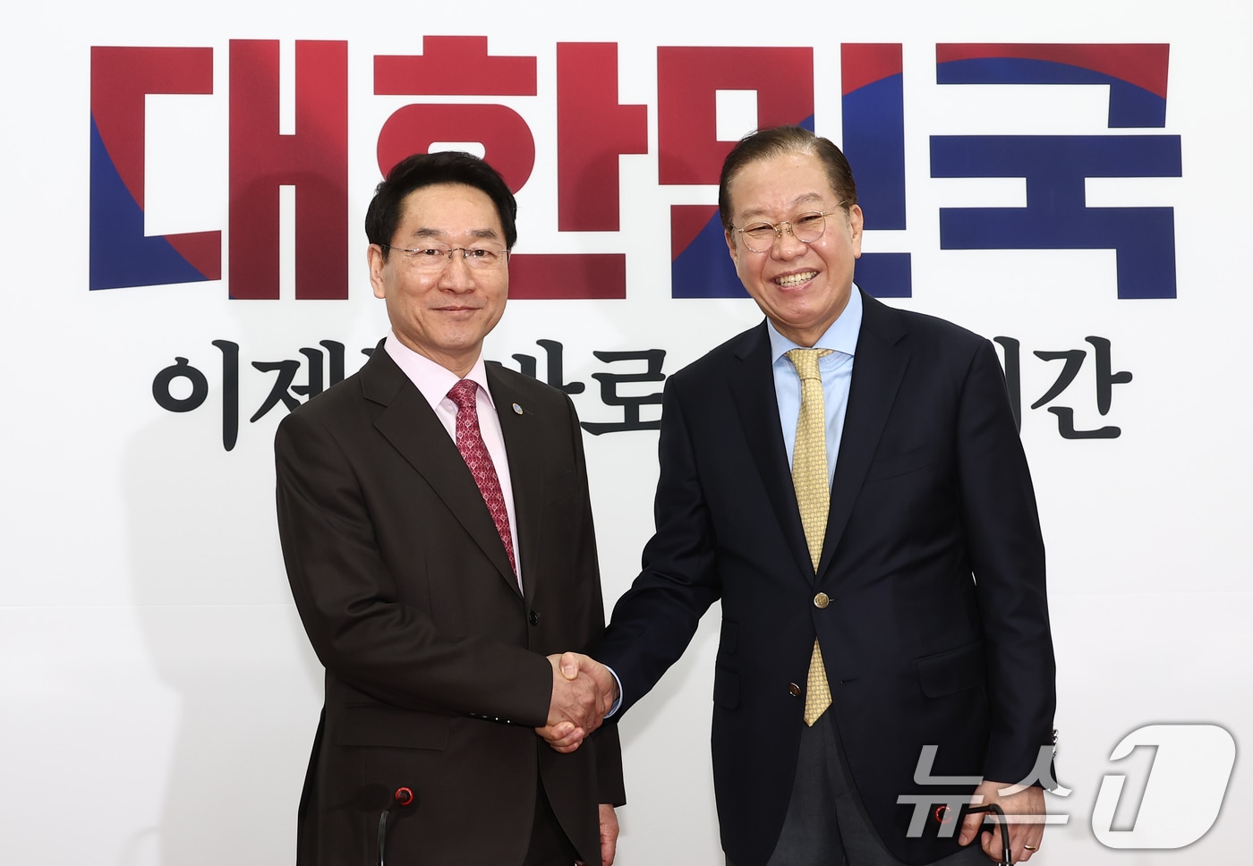 국민의힘 대선 경선에 출마하는 유정복 인천시장이 14일 오후 서울 여의도 국회에서 권영세 비상대책위원장을 면담하고 있다. 2025.4.14/뉴스1 ⓒ News1 김민지 기자