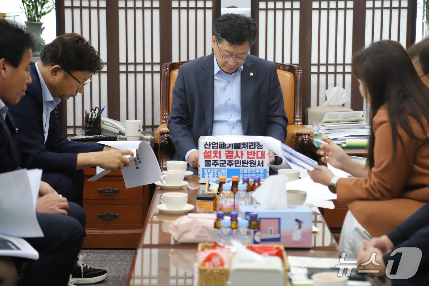 더불어민주당 울산시당이 14일 오후 울주군 온산읍 삼평리 산업폐기물처리장 설립 반대를 주장하는 울주군 주민대표와 함께 국회를 방문해 안호영 국회 환경노동위원장(이하 환노위)과 면담했다.(민주당 울산시당 제공. 재판매 및 DB 금지)/뉴스1