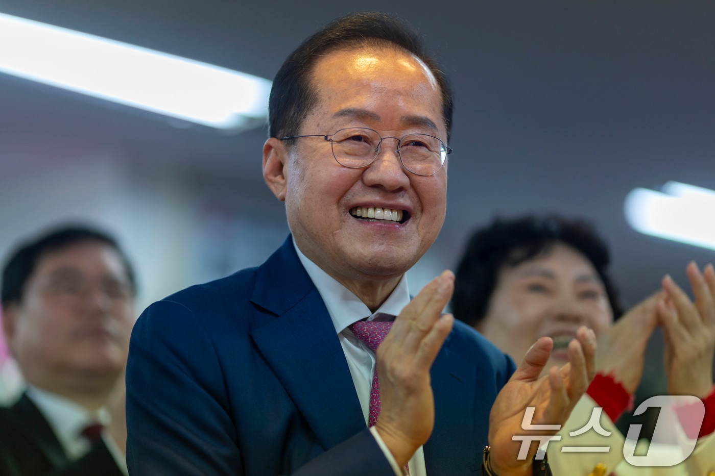 홍준표 전 대구시장이 14일 서울 여의도 대하빌딩에 마련된 선거사무소에서 제21대 대통령 선거 출마를 선언을 앞두고 손뼉 치고 있다. (공동취재) 2025.4.14/뉴스1 ⓒ News1 박정호 기자