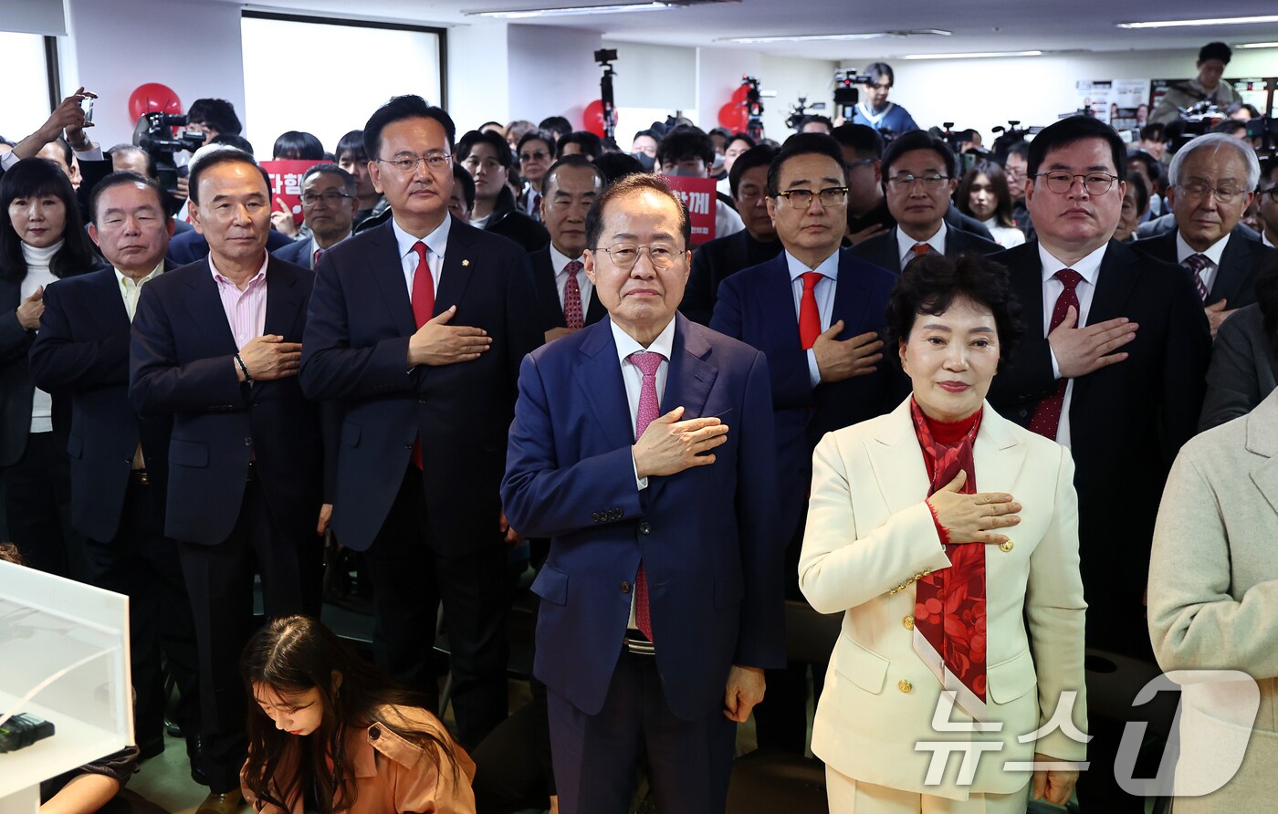 홍준표 전 대구시장이 14일 서울 여의도 대하빌딩에 마련된 선거사무소에서 제21대 대통령 선거 출마를 선언을 앞두고 국기에 대한 경례를 하고 있다. (공동취재) 2025.4.14/뉴스1 ⓒ News1 박정호 기자