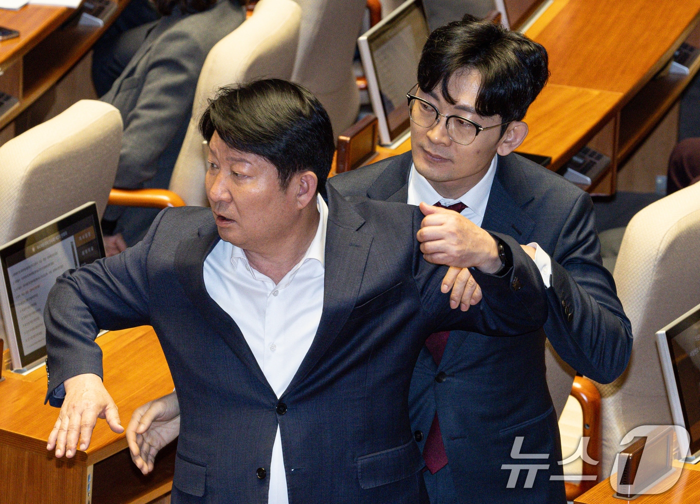 2025년 4월 14일 서울 여의도 국회에서 열린 제424회 국회(임시회) 제2차 본회의에서 김원이 더불어민주당 의원과 언쟁을 벌이고 있는 권영진 국민의힘 의원. 2025.4.14 ⓒ 뉴스1 이재명 기자