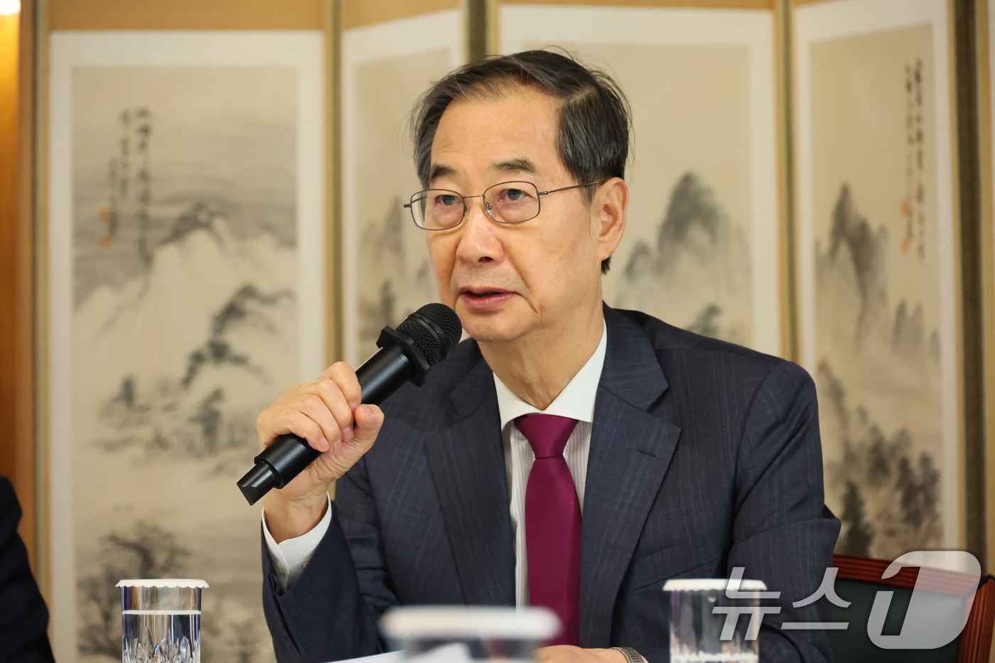 한덕수 대통령 권한대행 국무총리가 14일 서울 종로구 삼청동 총리공관에서 열린 경제안보전략 TF 회의에서 발언을 하고 있다. (총리실 제공, 재판매 및 DB 금지) 2025.4.14/뉴스1 ⓒ News1 임세영 기자
