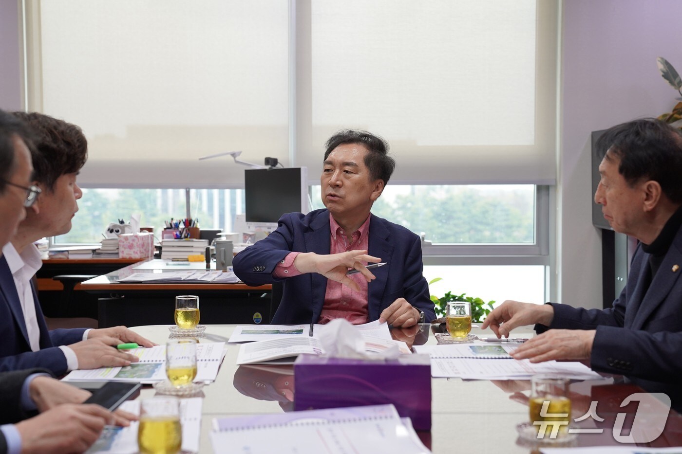 국회 '아시아태평양경제협력체(APEC) 정상회의 지원 특별위원회' 위원장인 김기현 국민의힘 의원(울산 남구을)이 14일 김석기 의원(경북 경주)과 경상북도 APEC 준비지원단과 간담회를 가졌다고 밝혔다.(김기현 의원실 제공. 재판매 및 DB 금지)/뉴스1