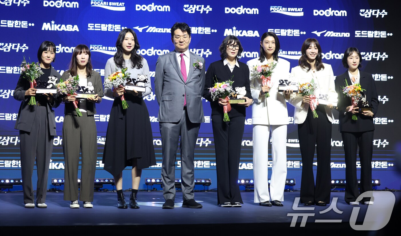 14일 오후 서울 서대문구 그랜드 스위스 호텔에서 열린 프로배구 '2024-2025 도드람 V리그' 시상식에서 여자부 20주년 베스트7 상을 수상한 임명옥(리베로), 이효희(세터), 양효진(미들블로커), 정대영(미들블로커), 김연경(아웃사이드히터), 한송이(아웃사이드히터), 황연주(아포짓스파이커)가 조원태 한국배구연맹 총재와 기념촬영하고 있다. 2025.4.14/뉴스1 ⓒ News1 이승배 기자