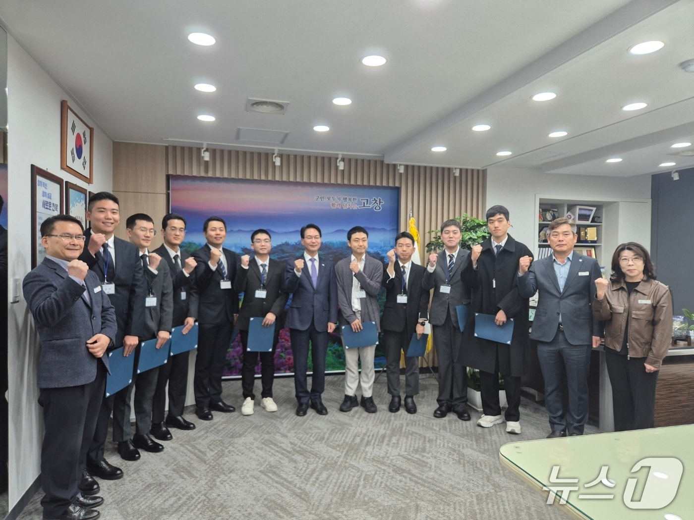 고창군은 14일 2025년 신규 공중보건의사 9명을 지역 내 보건기관에 배치하고 지역 보건의료 서비스를 강화했다. 신임 공중보건의사 임명식. (고창군 제공. 재판매 및 DB금지) 