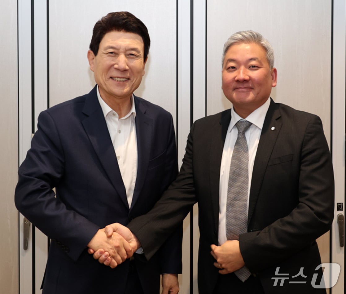 14일 이강덕 시장(왼쪽)이 서울 강남구에서 이주옥 세계경제포럼 아시아태평양 국장과 만나 포항시와 WEF 간 협력 방안에 대해 논의한 후 악수하고 있다. (포항시제공, 제판매 및 DB 금지) 2025.4.14/뉴스1