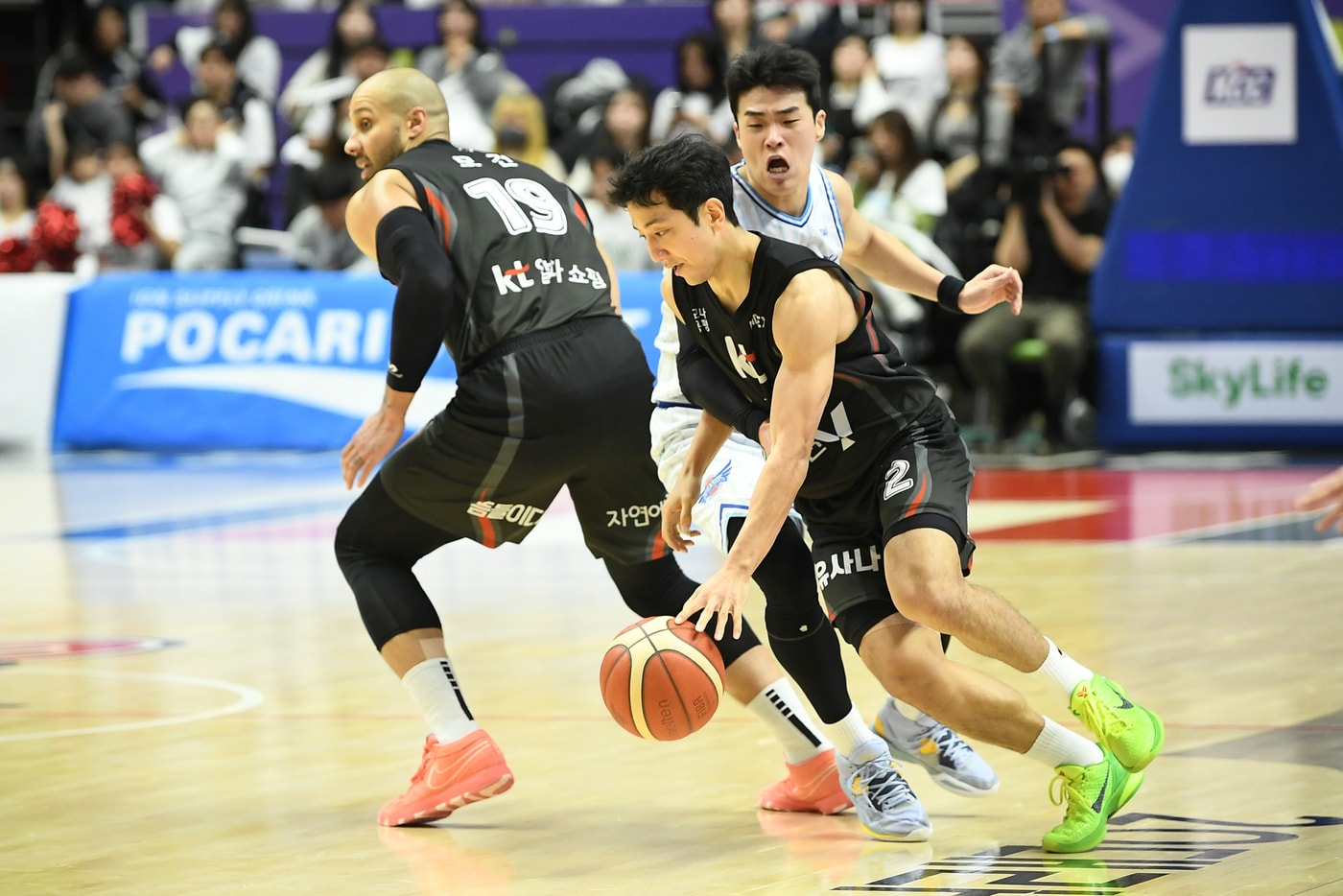수원 KT 허훈이 14일 열린 대구 한국가스공사와의 2024-25 KCC 프로농구 6강 플레이오프 2차전에서 18점 5리바운드 5어시스트를 기록, 팀 승리를 이끌었다. (KBL 제공)