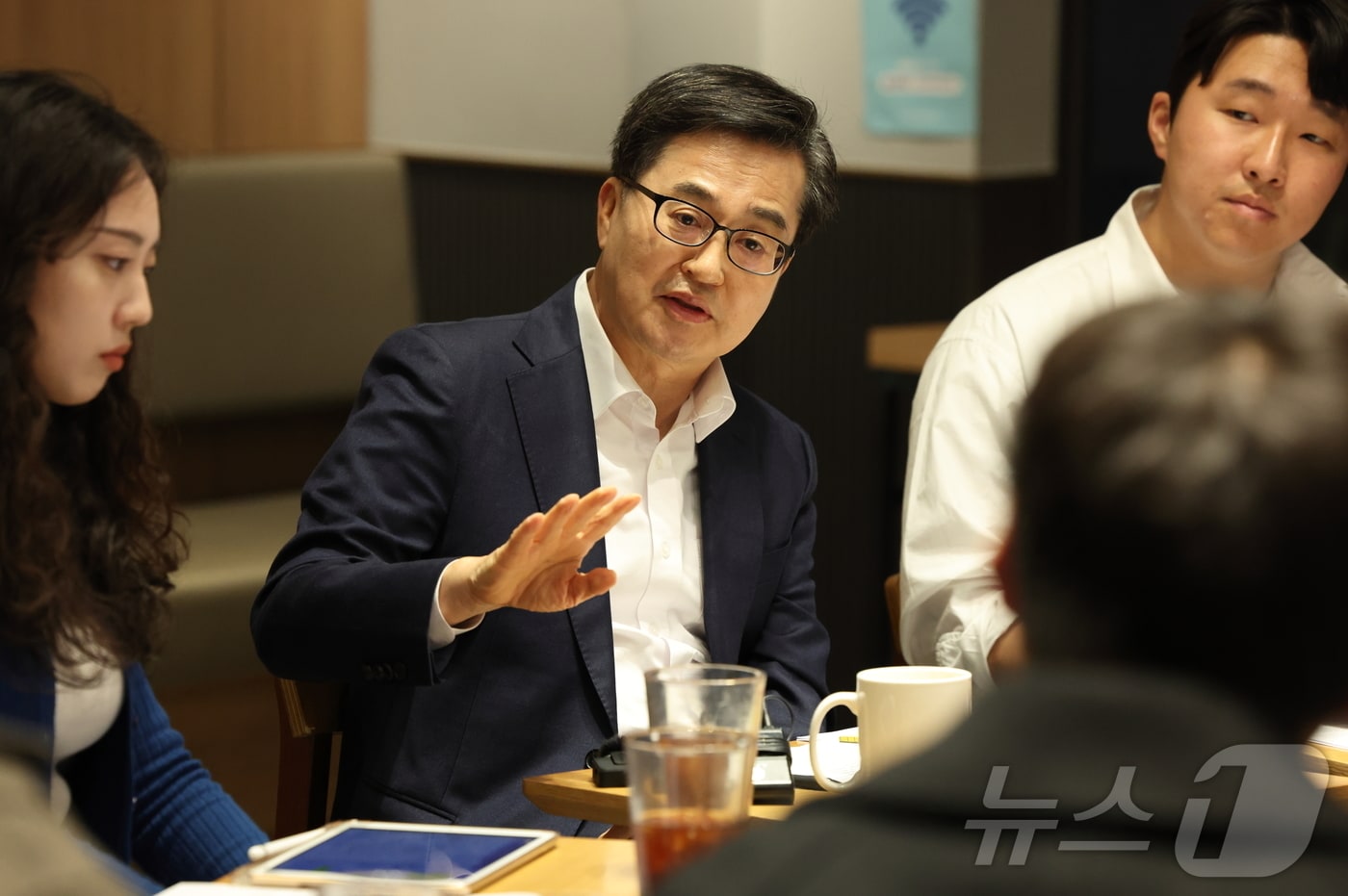 더불어민주당 대선 경선에 출마한 김동연 경기도지사가 14일 서울 여의도의 한 카페에서 열린 청년 공감 토크 콘서트에서 청년들과 대화하고 있다. (김동연 캠프 제공. 재판매 및 DB 금지) 2025.4.14/뉴스1 ⓒ News1 김민지 기자