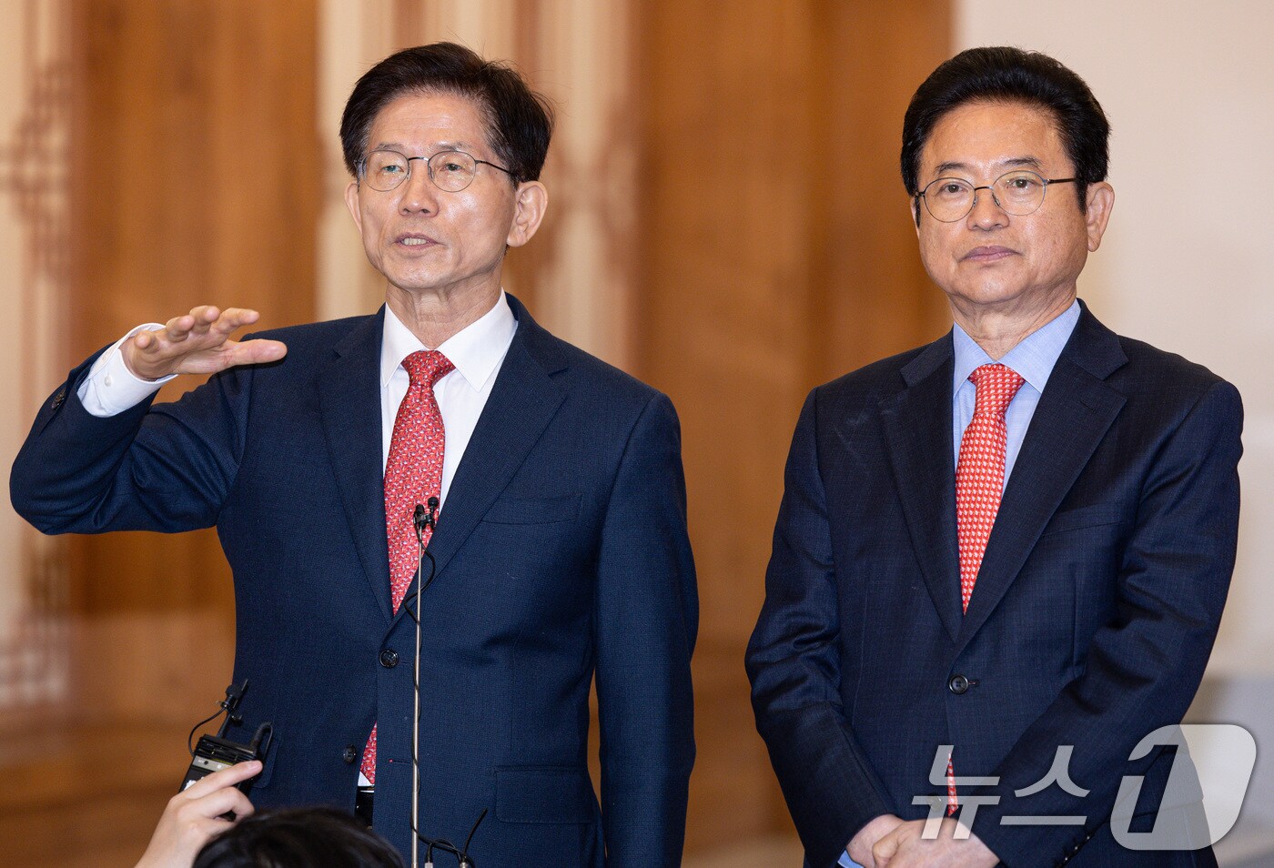 제21대 대통령선거에 출마한 김문수 전 고용노동부 장관과 이철우 경북지사가 15일 오전 서울 마포구 박정희대통령기념관에서 동상 건립 관련 현안 회동을 갖고 있다. 2025.4.15/뉴스1 ⓒ News1 이재명 기자