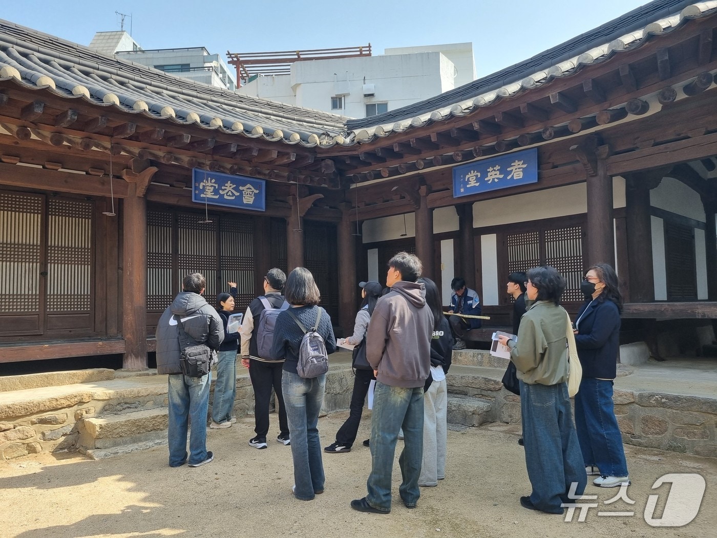 뚜벅뚜벅 부산건축투어 참여자들이 동래전통건축 장관청을 둘러보고 있다.(부산시청 제공. 재판매 및 DB 금지)