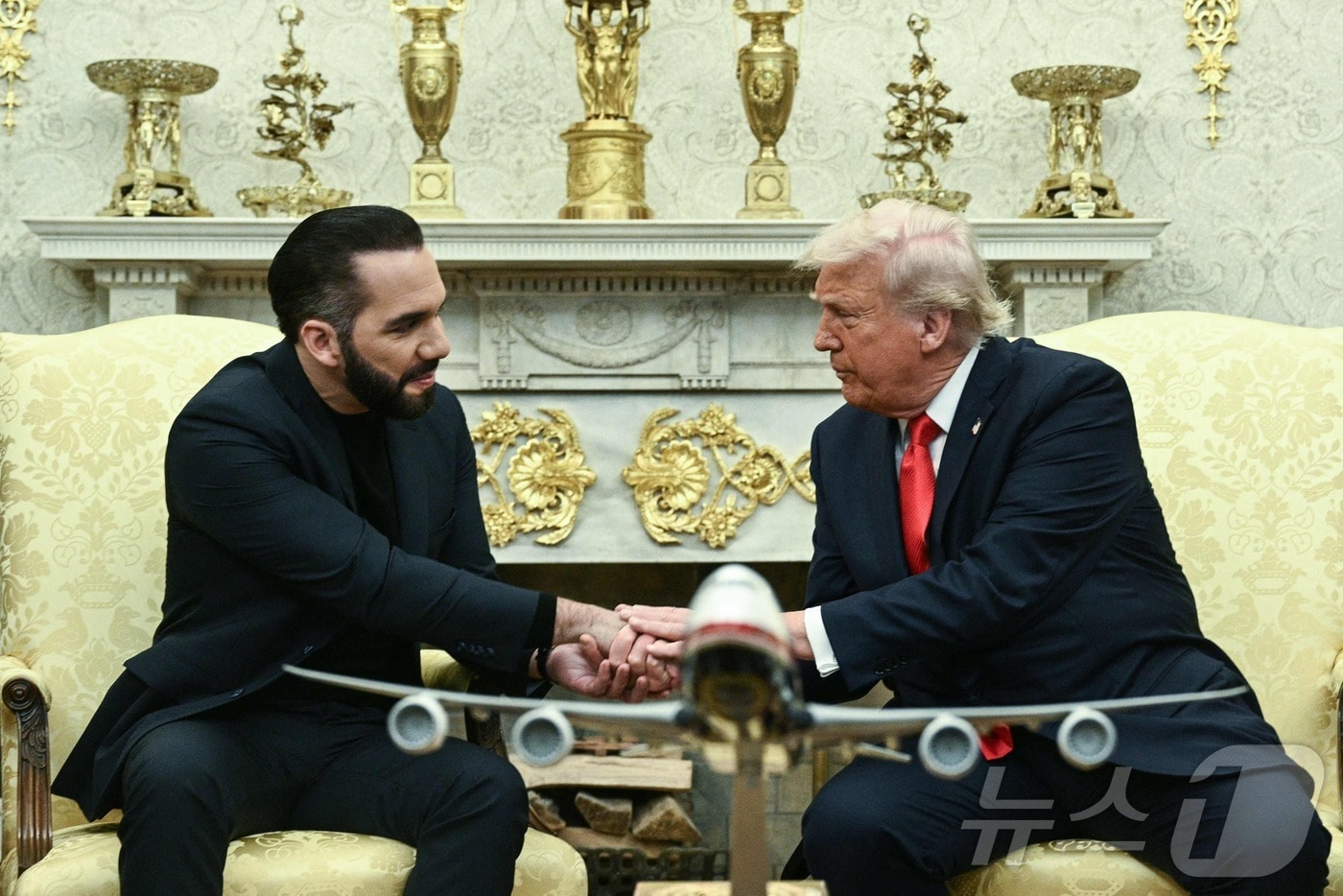 도널드 트럼프 미국 대통령이 14일(현지시간) 워싱턴 백악관에 도착한 나이브 부켈레 엘살바도르 대통령과 회담 중 악수를 하고 있다. 2025.04.15 ⓒ AFP=뉴스1 ⓒ News1 우동명 기자