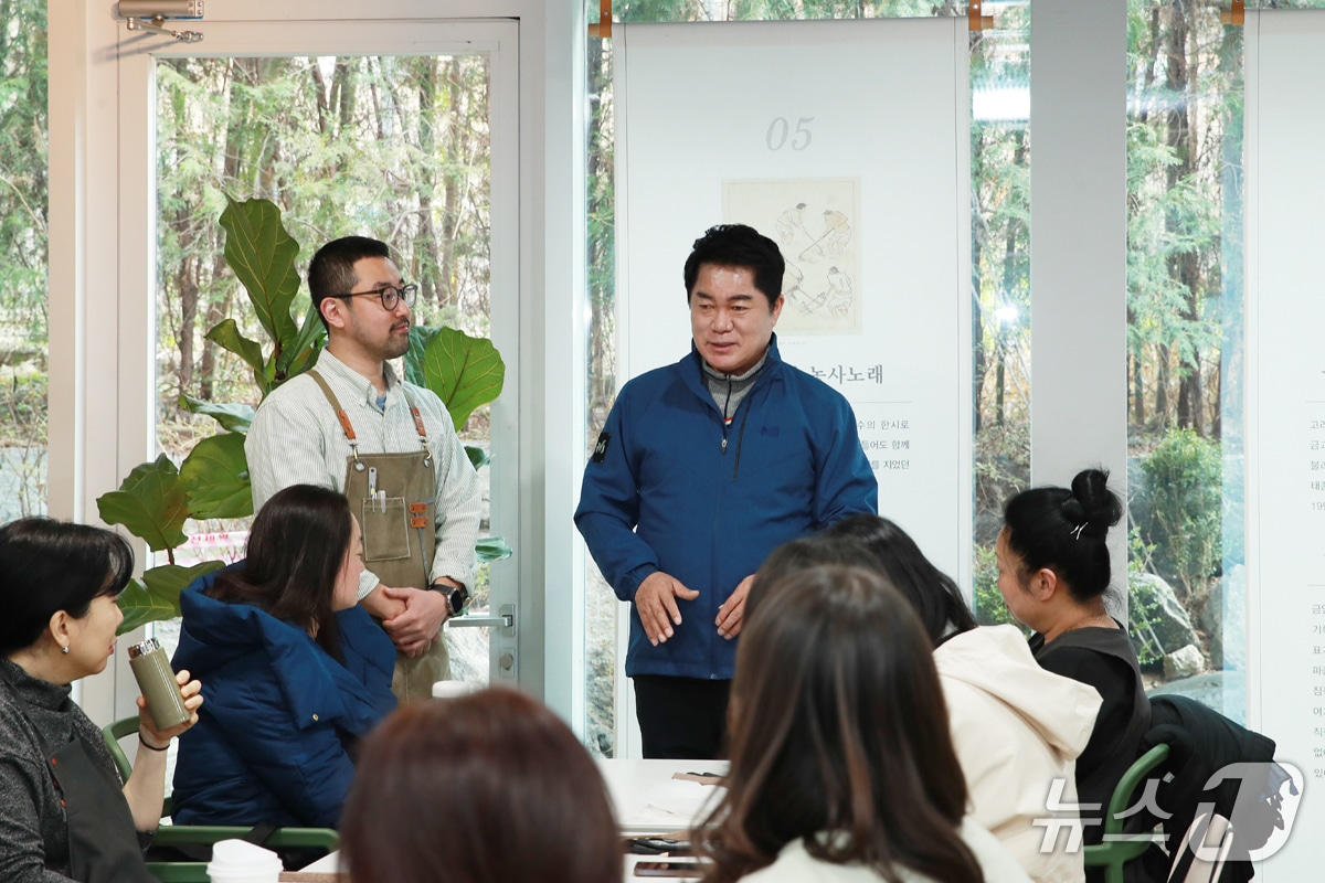 친환경 도시텃밭 개장식에서 기초농사기술 교육에 참여한 박준희 관악구청장(오른쪽, 관악구청 제공)