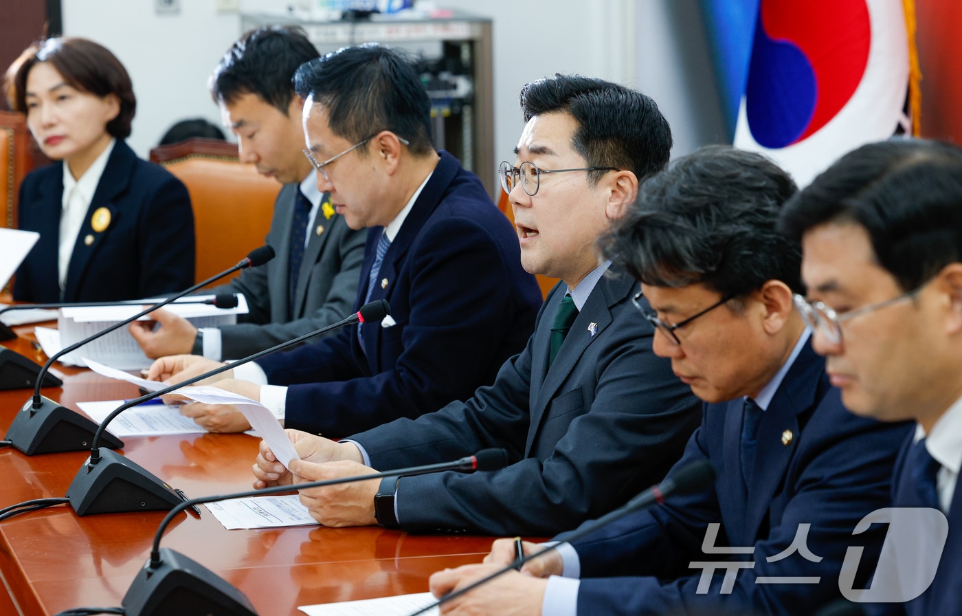 박찬대 더불어민주당 대표 직무대행 겸 원내대표가 15일 오전 서울 여의도 국회에서 열린 원내대책회의에 참석해 모두 발언하고 있다. 2025.4.15/뉴스1 ⓒ News1 안은나 기자