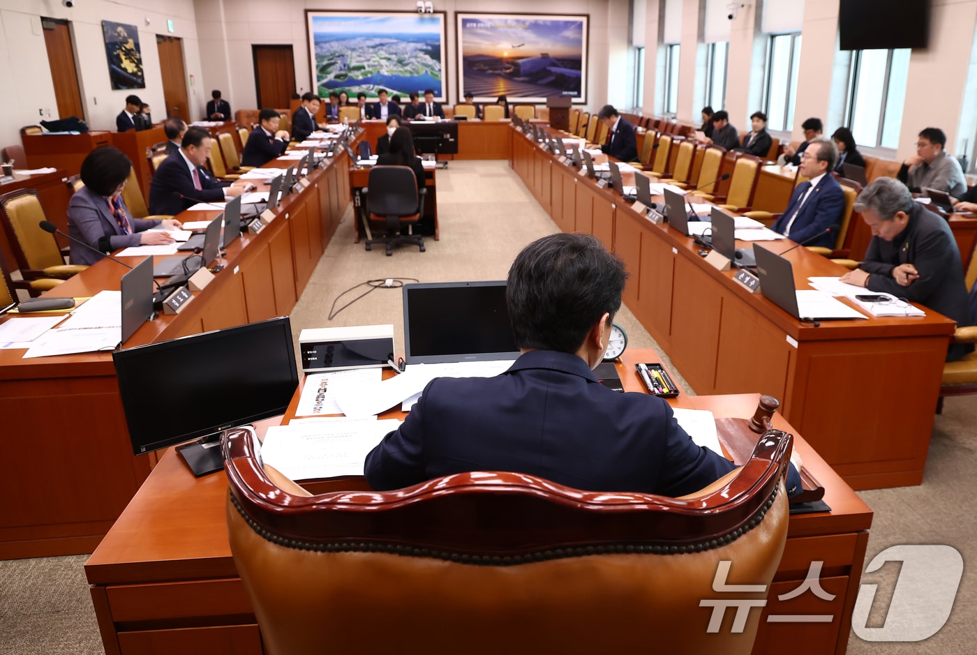 문진석 국토교통위원회 교통법안심사소위원장이 15일 오전 서울 여의도 국회에서 열린 제1차 교통법안심사소위원회 회의에서 안건을 상정하며 의사봉을 두드리고 있다. 2025.4.15/뉴스1 ⓒ News1 김민지 기자