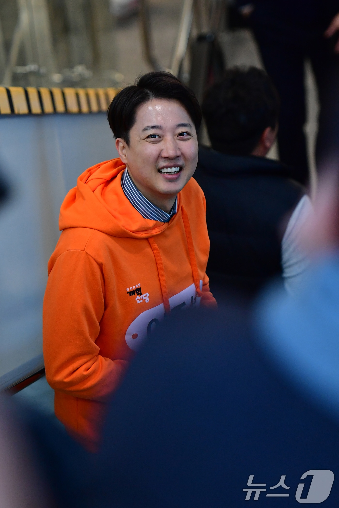 대선에 출마하는 이준석 개혁신당 의원이 15일 오전 경북 포항시에서 거리 인사를 마친 후 상경하기 위해 포항역으로 이동하고 있다. 2025.4.15/뉴스1 ⓒ News1 최창호 기자