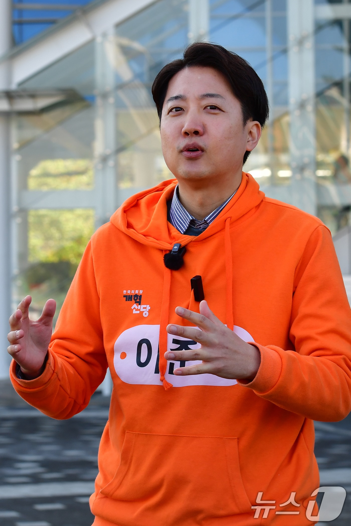 개혁신당 대선주자인 이준석 의원이 15일 오전 경북 포항역에서 지역 현안 등에 대한 입장을 밝히고 있다. 2025.4.15/뉴스1 ⓒ News1 최창호 기자