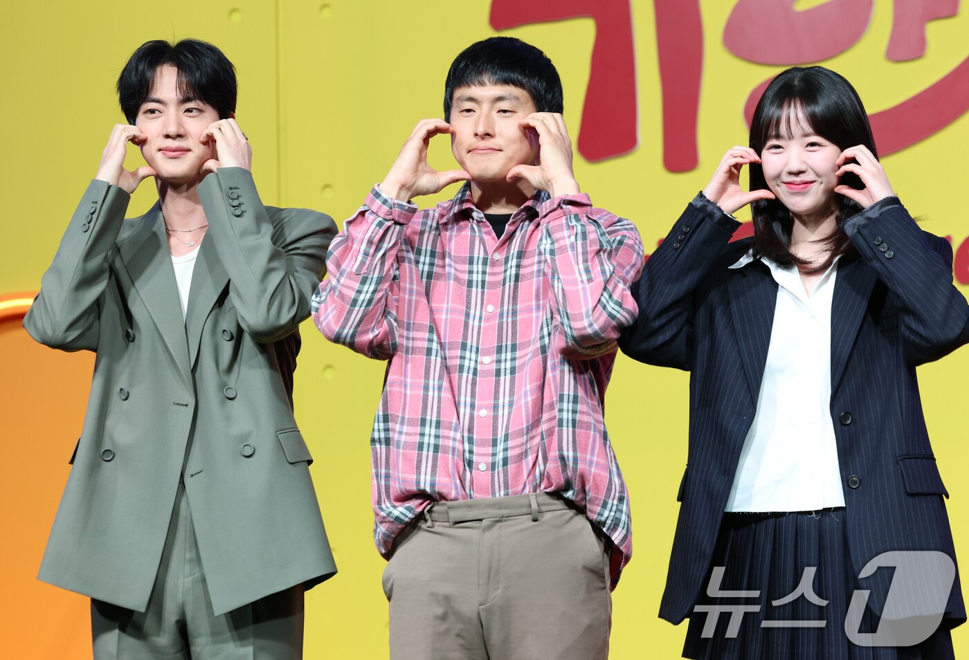 방탄소년단(BTS) 진과 기안84, 지예은이 15일 서울 종로구 JW메리어트 동대문 스퀘어 서울에서 열린 넷플릭스 새 예능 '대환장 기안장' 기자간담회에서 포즈를 취하고 있다. '대환장 기안장'은 기안적 낭만이 가득한 울릉도 기안장에서 기안84와 서포트 멤버 방탄소년단 진, 배우 지예은이 숙박객들과 펼치는 기상천외한 신개념 민박 버라이어티다. 2025.4.15/뉴스1 ⓒ News1 권현진 기자