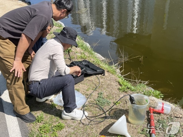 춘천공지천 수질 조사하는 강원도 보건환경연구원 관계자들.(강원도 제공, 재판매 및 DB금지)