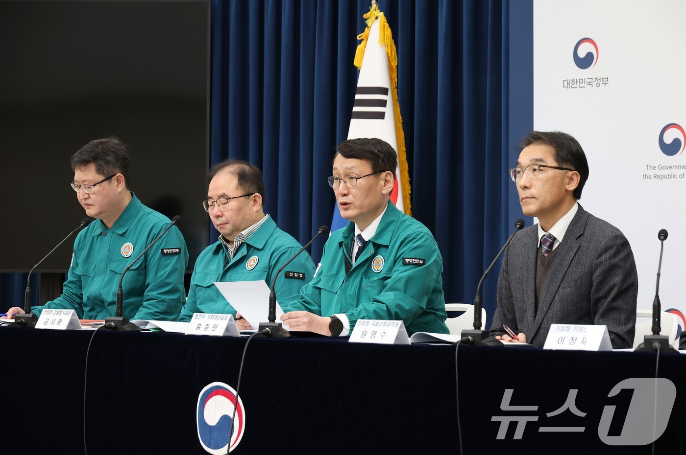 홍종완 행정안전부 사회재난실장이 지난달 15일 정부세종청사에서 '초고속 산불 대비 주민대피체계 개선방안'에 대해 출입기자 대상으로 정책설명회를 하고 있다. (행정안전부 제공. 재판매 및 DB 금지) 2025.4.16/뉴스1