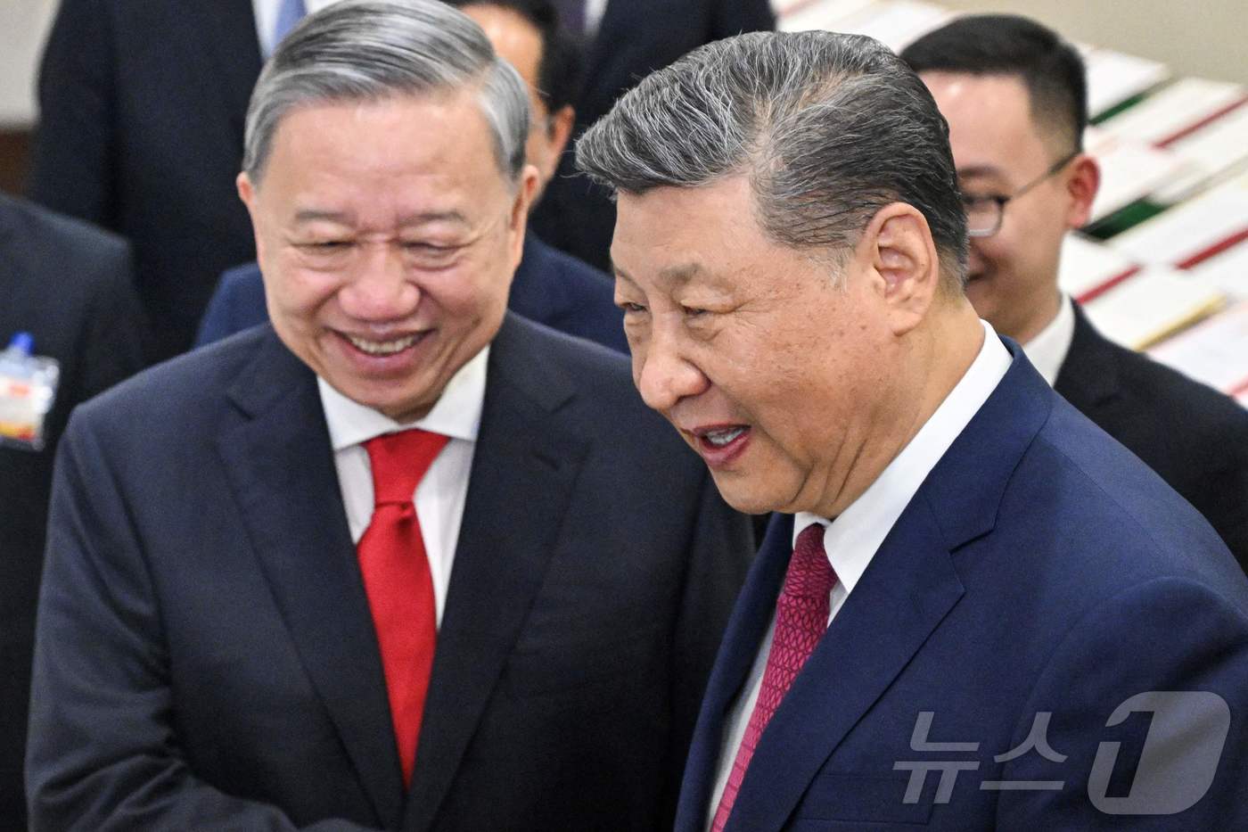 시진핑 중국 국가주석이 14일(현지 시간) 동남아 순방 중 하노이를 방문해 또 럼 베트남 공산당 서기장과 양국간 협약서 사본들을 둘러 보며 악수를 하고 있다. 2025.04.15 ⓒ AFP=뉴스1 ⓒ News1 우동명 기자