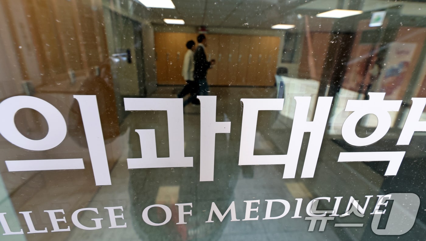 15일 서울 서대문구 연세대 의대에서 의대생들이 이동하고 있다. 2025.4.15/뉴스1 ⓒ News1 장수영 기자