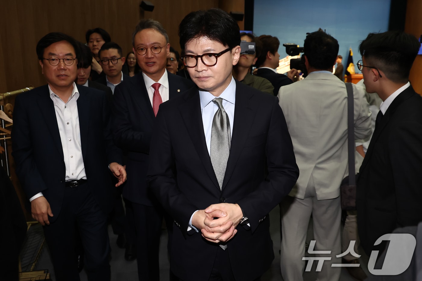 국민의힘 대선 경선에 나선 한동훈 전 대표가 15일 서울 여의도 국회 소통관에서 정책 비전 발표를 마치고 나서고 있다. ⓒ News1 김민지 기자