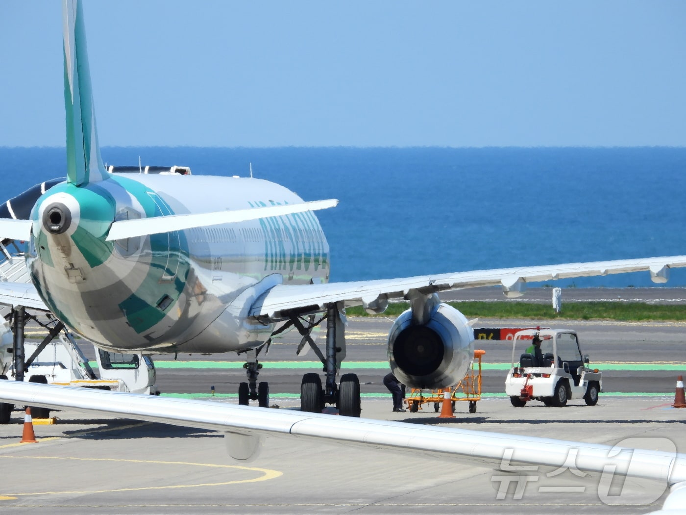 지난해 4월15일 오후 제주국제공항 활주로 계류장에서 재정비하고 있는 에어서울 RS902편 항공기. 이 항공기는 오전 8시 쯤 김포로 출발 예정이었으나 이륙 전 비상구가 열려 운항이 취소됐다.2025.4.15 ⓒ 뉴스1 홍수영 기자