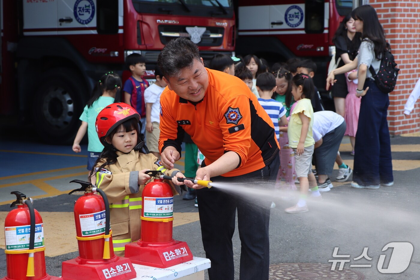 전북자치도소방본부는 내달까지 도내 15개 소방관서에서 가족 대상 소방 체험 프로그램 'OPEN-소방서'를 운영한다고 15일 밝혔다. (전북소방 제공. 재판매 및 DB금지)