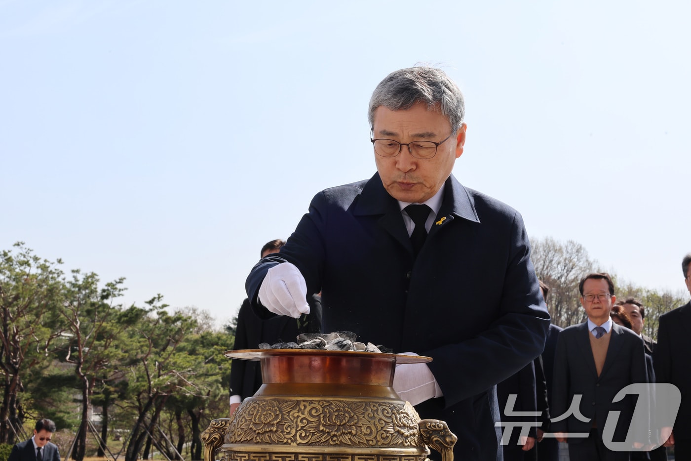 정근식 서울시교육감이 4.19 혁명 65주년을 맞아 15일 서울 강북구 국립4.19민주묘지를 찾아 참배하고 있다. (서울시교육청 제공. 재판매 및 DB 금지) 2025.4.15/뉴스1