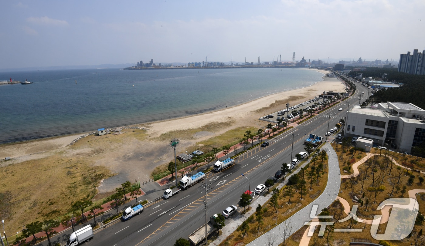 15일 경북 포항시 송도해수욕장이 올 7월 개장을 앞두고 막바지 공사가 한창이다. 포항시는 5월 말까지 바다시청 공사를 마무리하고 화장실과 세족시설 등편의시설을 갖춘 후 개장한다는 계획이다. 2025.4.15/뉴스1 ⓒ News1 최창호 기자