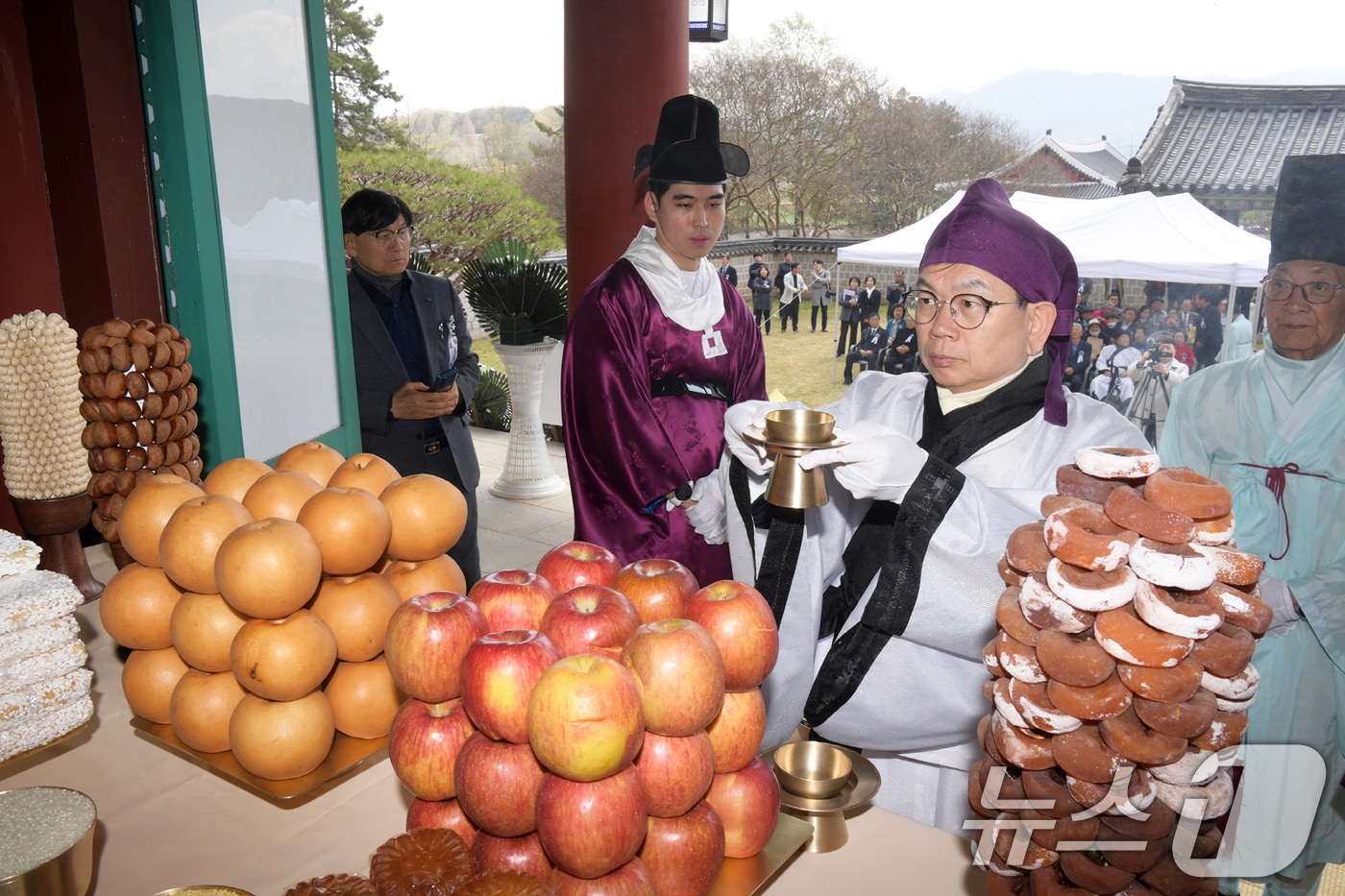 고광완 광주시 행정부시장이 15일 오전 포충사 영당에서 열린 제433주기 충렬공 제봉 고경명 선생 추모제향행사에 참석해 분향과 헌작을 하고 있다.(광주시 제공. 재판매 및 DB 금지) 