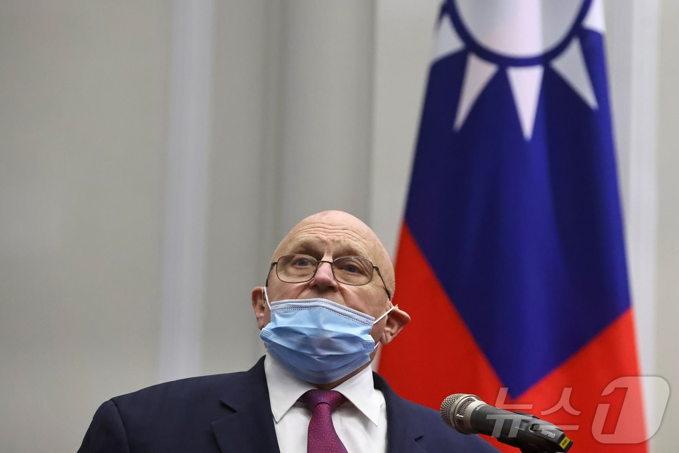지난 2021년 4월 15일 조 바이든 미국 대통령이 대만으로 파견한 특사단의 일원인 리처드 아미티지 전 미국 국무부 부장관이 타이베이 총통부에서 차이잉원 대만 총통과 만난 자리에서 발언하고 있다. 2021.04.15 ⓒ 로이터=뉴스1 ⓒ News1 김지완 기자