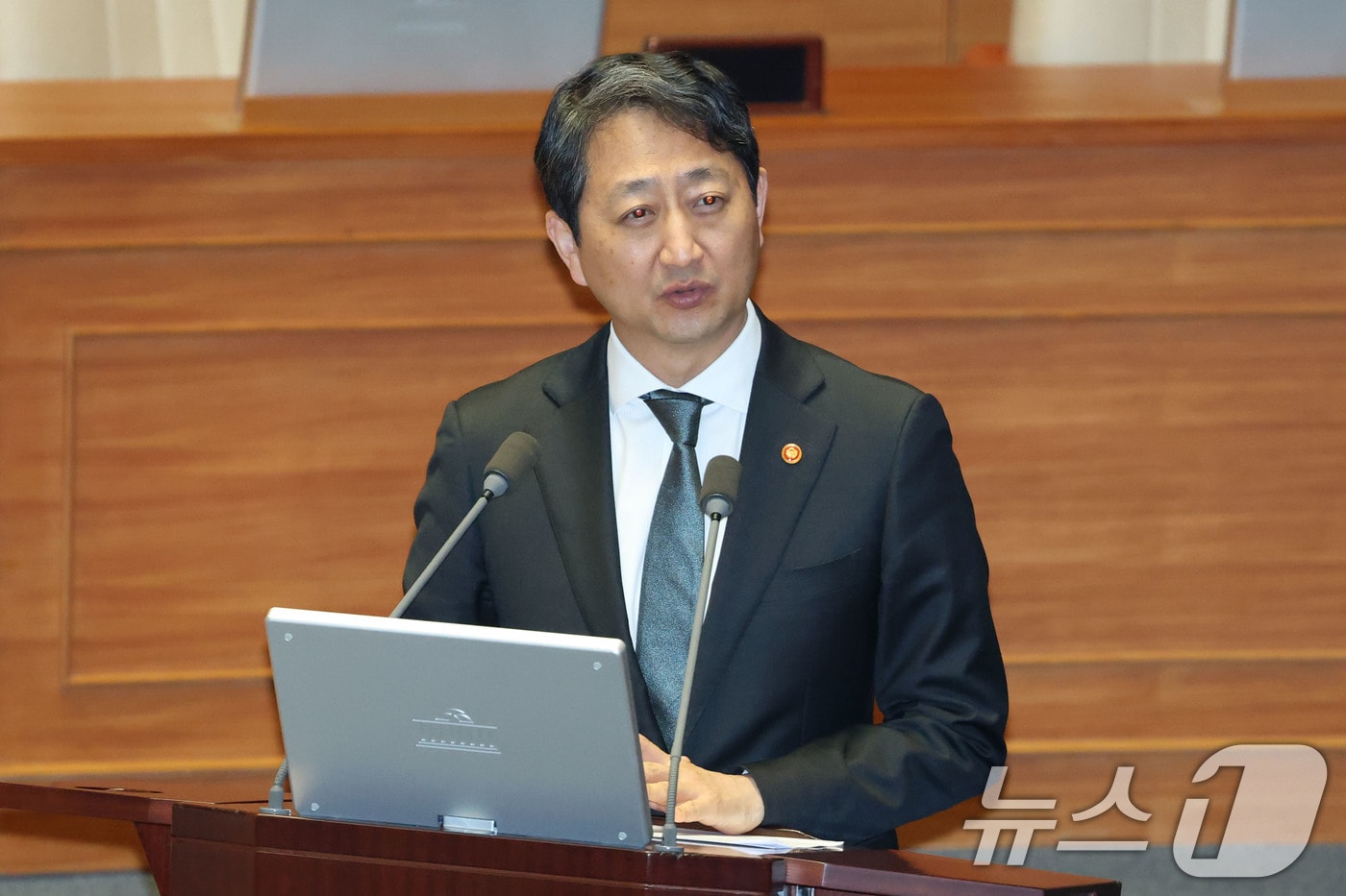 안덕근 산업통상자원부장관이 15일 오후 서울 여의도 국회에서 열린 본회의 경제에 관한 대정부질문에서 이종배 국민의힘 의원 질의에 답하고 있다. 2025.4.15/뉴스1 ⓒ News1 이광호 기자