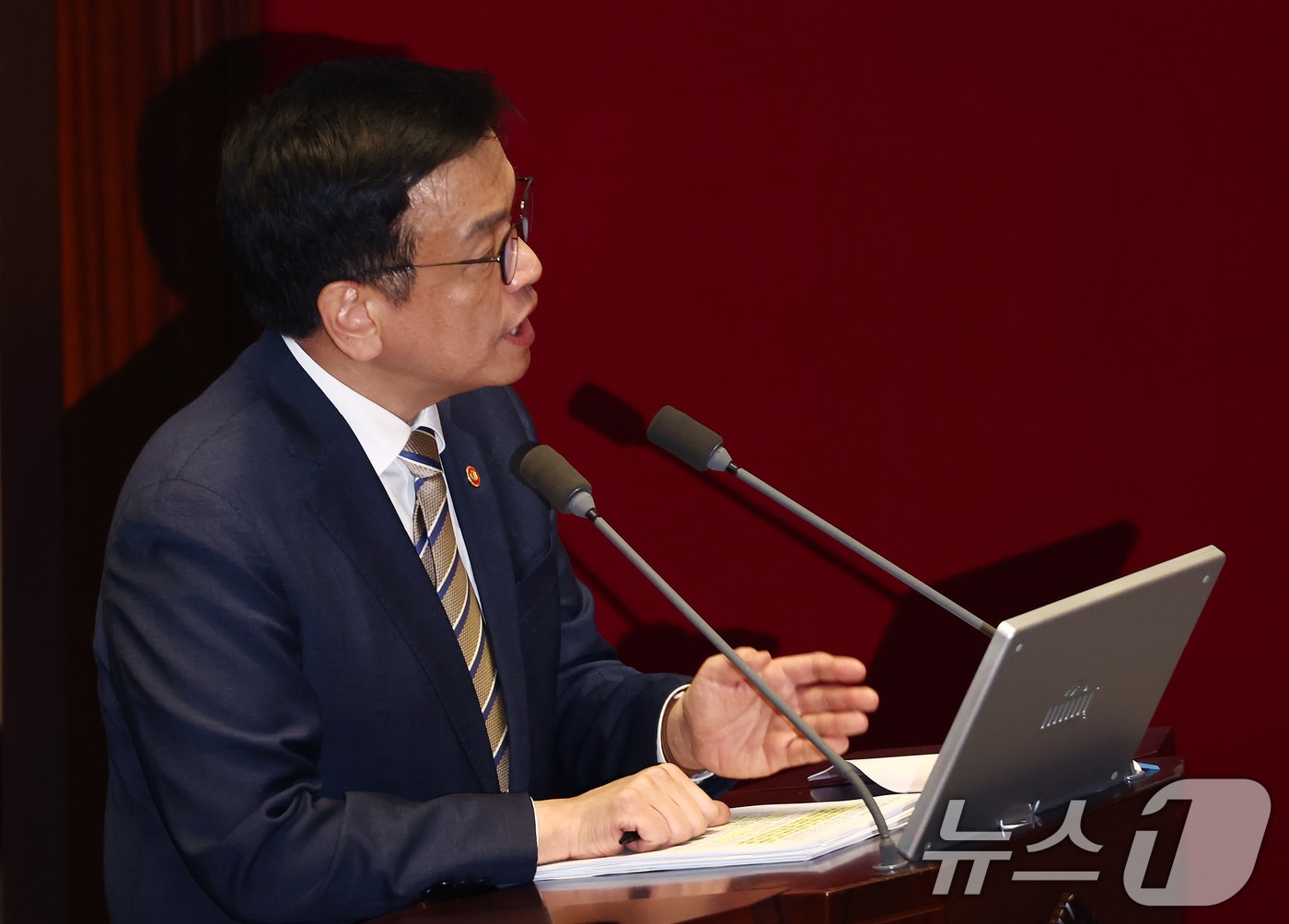 최상목 경제부총리 겸 기획재정부 장관이 15일 오후 서울 여의도 국회에서 열린 제424회국회(임시회) 제3차 본회의에서 안도걸 더불어민주당 의원의 경제분야 대정부질문에 답변하고 있다. 2025.4.15/뉴스1 ⓒ News1 김민지 기자