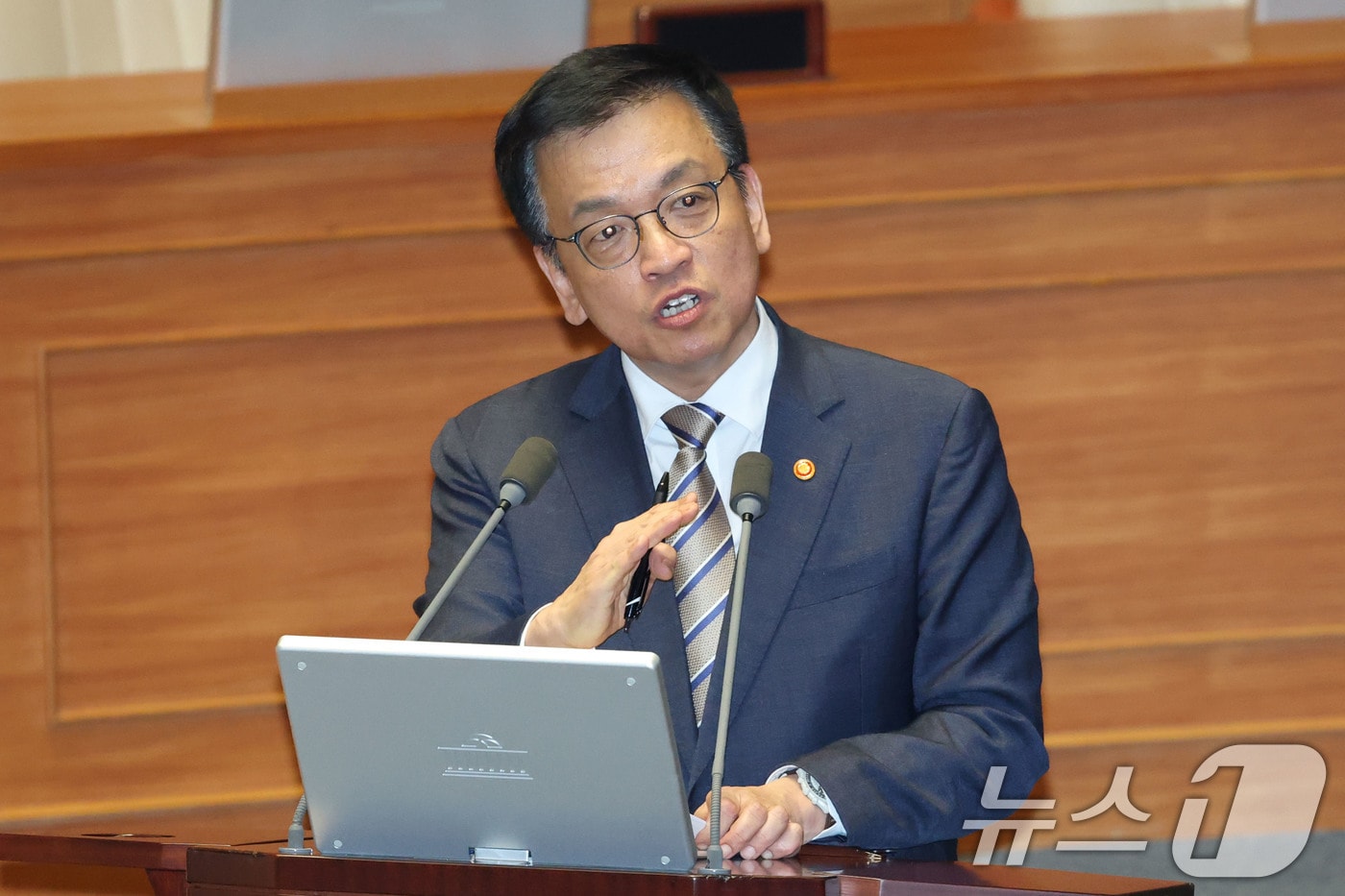 최상목 경제부총리 겸 기획재정부장관이 15일 오후 서울 여의도 국회 본회의 경제에 관한 대정부질문에서 안도걸 더불어민주당 의원 질의에 답하고 있다. 2025.4.15/뉴스1 ⓒ News1 이광호 기자