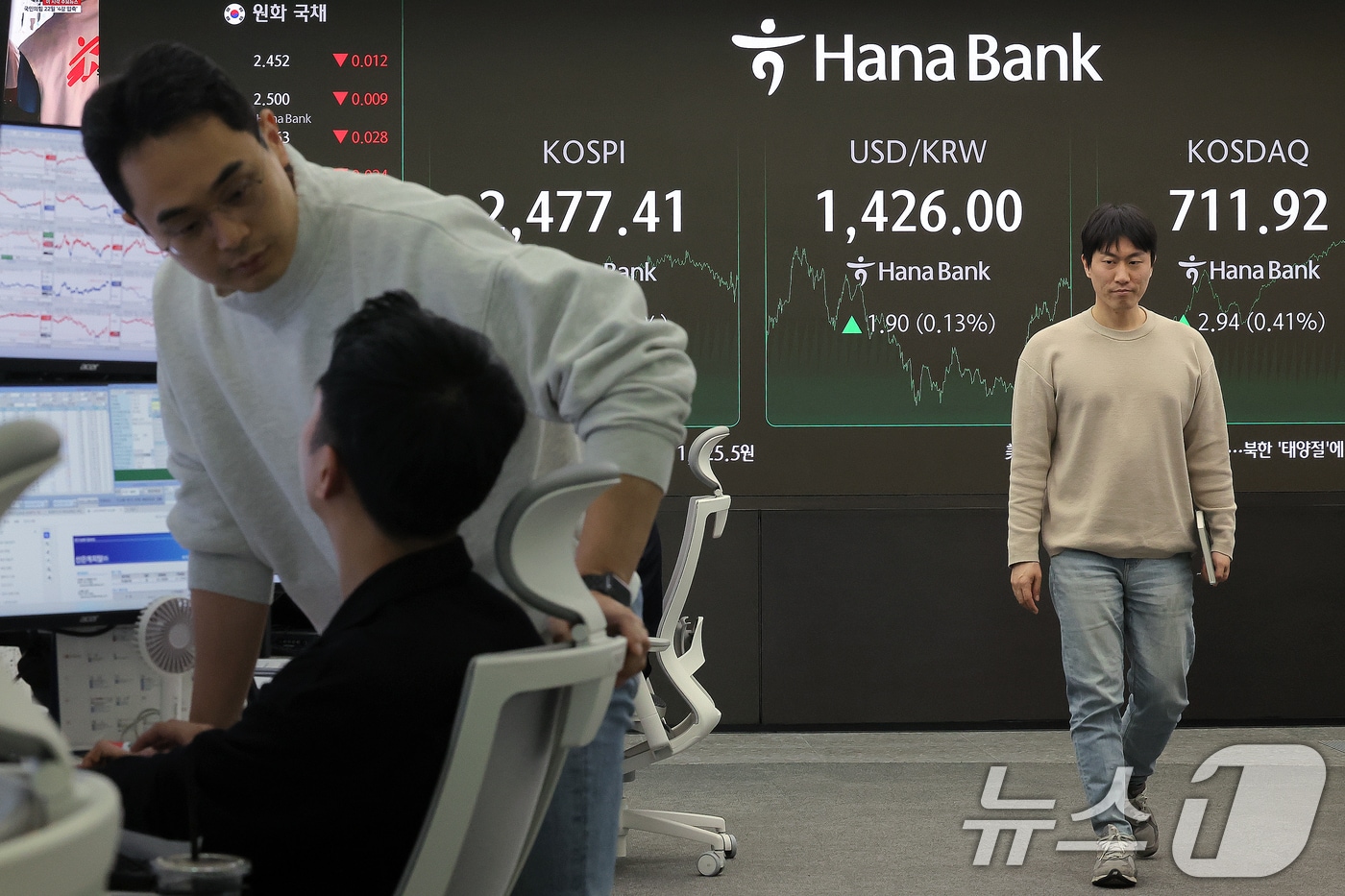 15일 오후 서울 중구 하나은행 본점 딜링룸 전광판에 증시가 표시되고 있다.  2025.4.15/뉴스1 ⓒ News1 박정호 기자