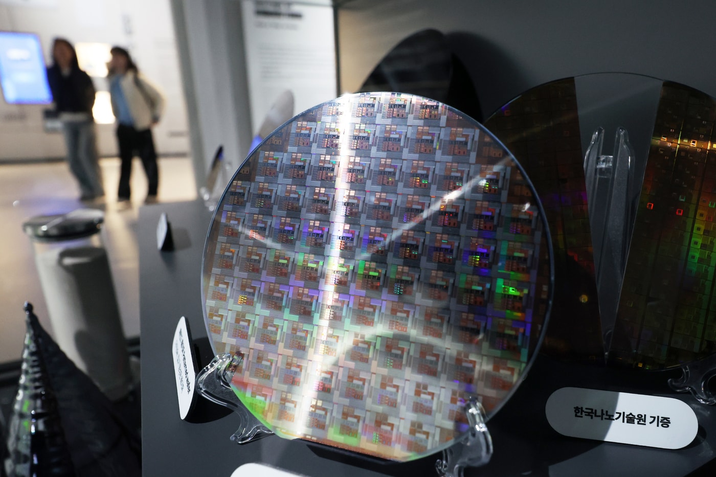 15일 경기 과천시 과천국립과학관 미래상상 SF관에서 관람객들이 반도체 관련 전시품을 살펴보고 있다. 정부는 이날 경제관계장관회의 겸 산업경쟁력강화 관계장관회의에서 필수 추가경정예산(추경)안과 관련해 "반도체 산업에 대한 지원을 33조 원으로 대폭 확대하고, 재정도 2026년까지 4조 원 이상 투입하겠다"고 밝혔다. 2025.4.15/뉴스1 ⓒ News1 황기선 기자