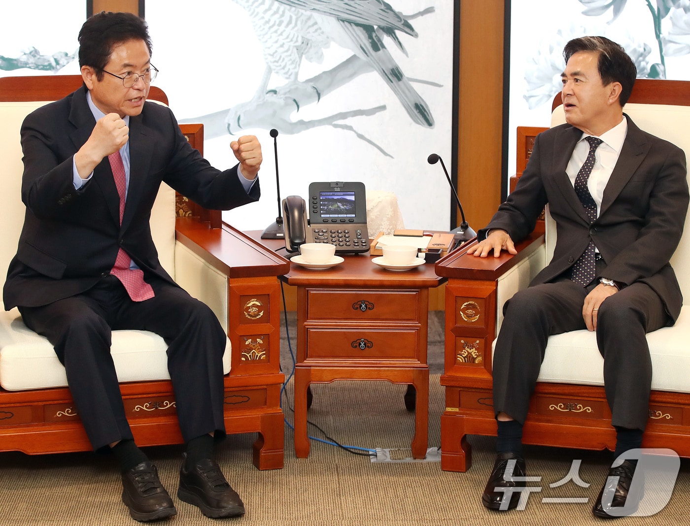 국민의힘 대선 경선 후보로 나선 이철우 경북도지사(왼쪽)가 15일 오후 충남도청을 찾아 김태흠 충남도지사와 면담하고 있다. 2025.4.15/뉴스1 ⓒ News1 공정식 기자